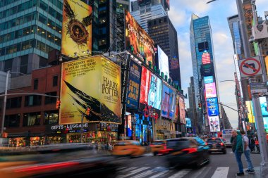 New York, ABD - 8 Mayıs 2018: Times Square kalabalık ve trafik geceleri. Site dünyanın en çok ziyaret edilen turistik yaklaşık 40 milyon ziyaretçi ile yıllık olarak kabul edilir.