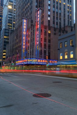 New York, ABD - 6 Mayıs 2018: Köşe, Radio City Music Hall, Rockefeller Center, reklam panoları ile modern mimari yapı tiyatro. Eğlence ve Turizm.