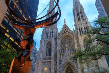 New York, ABD - 8 Mayıs 2018: Atlas heykeli ve St. Patrick Katedrali, Fifth Avenue, Manhattan, Nyc bulunan gece