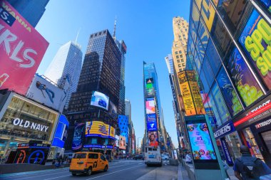 New York, ABD - 8 Mayıs 2018: Onun neon işaret, mağazaları, kaotik trafik ve turistler ve yerliler tarafından geçen ton ile ABD Times Square, New York şehrinin mimarisi.