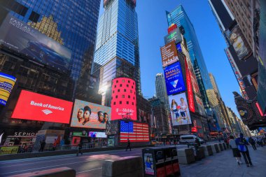New York, ABD - 8 Mayıs 2018: Onun neon işaret, mağazaları, kaotik trafik ve turistler ve yerliler tarafından geçen ton ile ABD Times Square, New York şehrinin mimarisi.