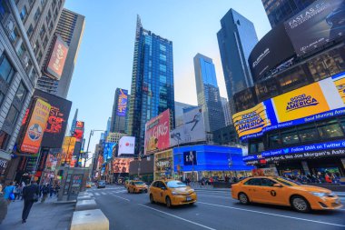 New York, ABD - 8 Mayıs 2018: Onun neon işaret, mağazaları, kaotik trafik ve turistler ve yerliler tarafından geçen ton ile ABD Times Square, New York şehrinin mimarisi.