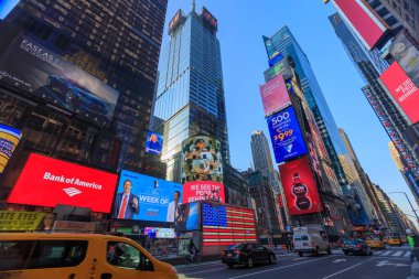New York, ABD - 8 Mayıs 2018: Onun neon işaret, mağazaları, kaotik trafik ve turistler ve yerliler tarafından geçen ton ile ABD Times Square, New York şehrinin mimarisi.