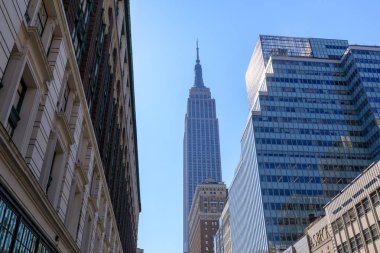 New York, ABD - 8 Mayıs 2018: Empire State görülen Binası Midtown Manhattan'da Macy's bina arkasında yükselen