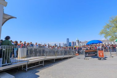 New York, ABD - 9 Mayıs 2018: Nyc lower Manhattan Pil Park'ta heykel Cruises Feribot Tekne sürme turist