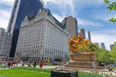 New York, ABD - 12 Mayıs 2018: William Tecumseh Sherman anıt Central Park'ta altın heykeli Plaza hotel, NY Manhattan arkasında