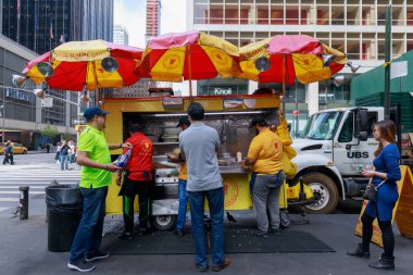New York, ABD - 12 Mayıs 2018: Helal çocuklar, New York'ta sokak gıda