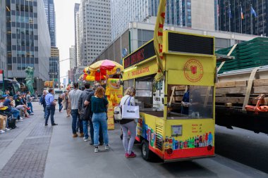 New York, ABD - 12 Mayıs 2018: Helal çocuklar, New York'ta sokak gıda