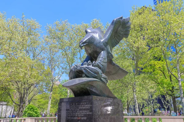 Нью Йорк Сша Травня 2018 Роки Скульптура Бронзового Орла Альбіно — стокове фото