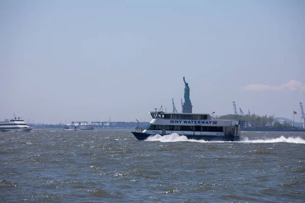 2018年5月9日 纽约水路小船在下曼哈顿与自由女神像 — 图库照片