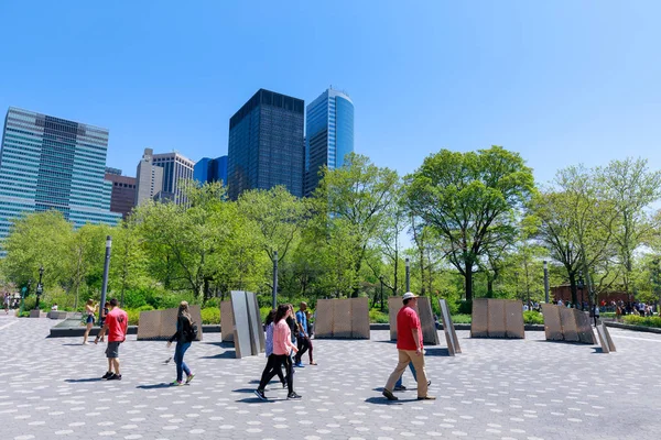 New York, ABD - 9 Mayıs 2018: Sahne Battery park içinde aşağı Manhattan, Nyc