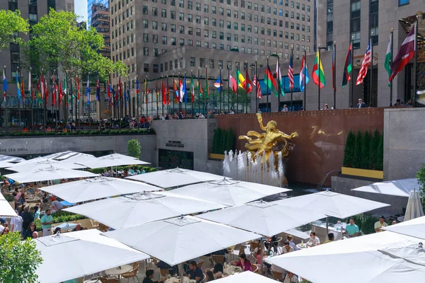 New York, ABD - 12 Mayıs 2018: Görünüm Rockefeller Center, Fifth Avenue Ulusal kayıt in tarihi yerleri boyunca Simgesel Yapı Art Deco binalar kompleksi.