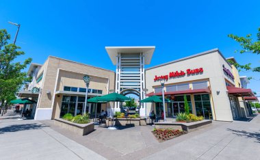 Portland, Oregon - 14 Mayıs 2018: Bir alışveriş merkezinin bir karma kullanımlı gelişme Cascade Station Outlet