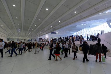 Manhattan, New York City - 10 Mayıs 2018: Westfield Dünya Ticaret Merkezi Alışveriş merkezinde Aşağı Manhattan