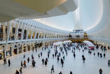 Manhattan, New York City - 10 Mayıs 2018: Westfield Dünya Ticaret Merkezi Alışveriş merkezinde Aşağı Manhattan