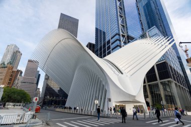 Manhattan, New York City - 10 Mayıs 2018: Westfield Dünya Ticaret Merkezi Alışveriş merkezinde Aşağı Manhattan