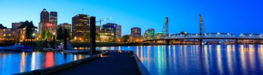 Portland, Oregon, Amerika Birleşik Devletleri - 26 Nisan 2018: The Hawthorne Bridge şehir Portland geceleri Willamette Nehri üzerinde