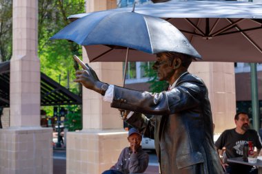 Portland, Oregon, Amerika Birleşik Devletleri - 26 Nisan 2018: İzin verin, şemsiye adam olarak da bilinen, ikonik bir bronz heykel Portalnd öncü Adliye Meydanı'nda.