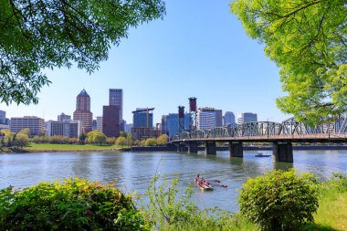 Portland, Oregon, Amerika Birleşik Devletleri - 27 Nisan 2018: Waterfront Park Hawthorne köprü Willamette Nehri şehir Portland, Oregon'ile