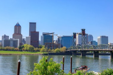 Portland, Oregon, Amerika Birleşik Devletleri - 27 Nisan 2018: Waterfront Park Hawthorne köprü Willamette Nehri şehir Portland, Oregon'ile