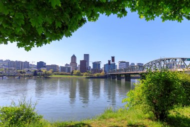 Portland, Oregon, Amerika Birleşik Devletleri - 27 Nisan 2018: Waterfront Park Hawthorne köprü Willamette Nehri şehir Portland, Oregon'ile