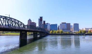Portland, Oregon, Amerika Birleşik Devletleri - 27 Nisan 2018: Waterfront Park Hawthorne köprü Willamette Nehri şehir Portland, Oregon'ile