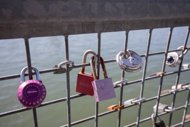 Portland, Oregon, Amerika Birleşik Devletleri - 27 Nisan 2018: Aşk kilitleri Portland Willamette Nehri