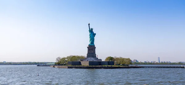 Άγαλμα Της Ελευθερίας Στη Νέα Υόρκη Ενάντια Στον Γαλάζιο Ουρανό — Φωτογραφία Αρχείου