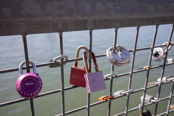 Portland, Oregon, Amerika Birleşik Devletleri - 27 Nisan 2018: Aşk kilitleri Portland Willamette Nehri