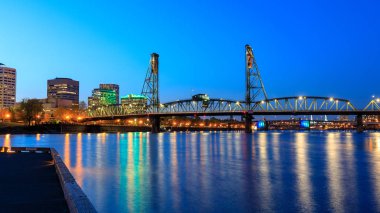 Portland, Oregon, Amerika Birleşik Devletleri - 26 Nisan 2018: The Hawthorne Bridge şehir Portland geceleri Willamette Nehri üzerinde