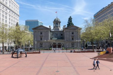Portland, Oregon, Amerika Birleşik Devletleri - 24 Nisan 2018: Portland Pioneer Meydanı'nda öncü Adliye toplayan