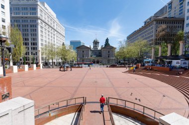 Portland, Oregon, Amerika Birleşik Devletleri - 24 Nisan 2018: Portland Pioneer Meydanı'nda öncü Adliye toplayan