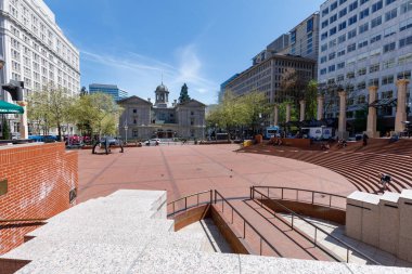 Portland, Oregon, Amerika Birleşik Devletleri - 24 Nisan 2018: Portland Pioneer Meydanı'nda öncü Adliye toplayan