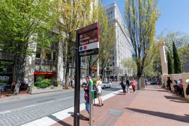 Portland, Oregon, Amerika Birleşik Devletleri - 24 Nisan 2018: Harfler toplu taşıma İstasyonu Portland Pioneer Square North
