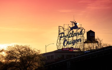 Portland, Oregon, Amerika Birleşik Devletleri - 23 Nisan 2018: Günbatımı üzerinde ikonik Portland, Oregon eski şehir işareti şehir Portland, Oregon