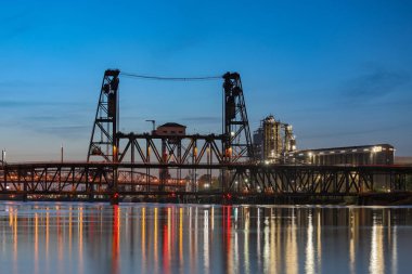 Portland, oregon alacakaranlıkta çelik köprü görünümü