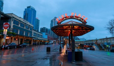 Seattle, Washington - 9 Nisan 2018: Genel piyasa da Pike Place Market, Seattle Simgesel Yapı olarak dünya çapında bilinen merkezi