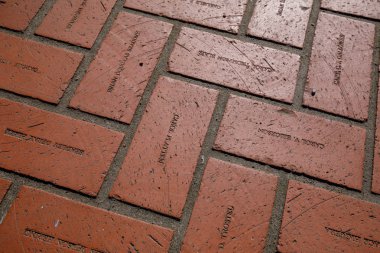 Portland, Oregon, Amerika Birleşik Devletleri - 20 Nisan 2018: Pioneer Adliye Meydanı Portland isimlere oyma ile zemin kırmızı tuğla