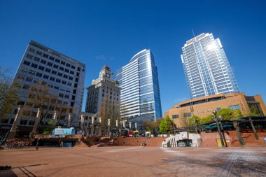 Portland, Oregon, Amerika Birleşik Devletleri - 20 Nisan 2018: Pioneer Adliye Meydanı Portland görünümünü