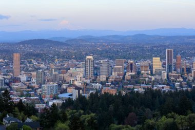 Portland, Oregon, Amerika Birleşik Devletleri - 20 Nisan 2018: Portland Oregon city panorama Pittock Malikânesi'nde gece, Oregon, Usa, Amerika üzerinden