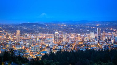 Portland, Oregon, Amerika Birleşik Devletleri - 20 Nisan 2018: Portland Oregon city panorama Pittock Malikânesi'nde gece, Oregon, Usa, Amerika üzerinden
