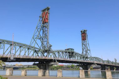 Hawthorne Bridge şehir Portland Willamette Nehri üzerinde