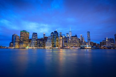 New York'ta gece şehir merkezindeki Manhattan siluetinin