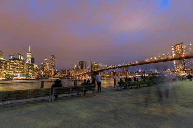 Gün batımında New York'ta hudson Nehri üzerinde Brooklyn Köprüsü.