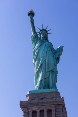 New York City mavi gökyüzüne karşı özgürlük heykeli