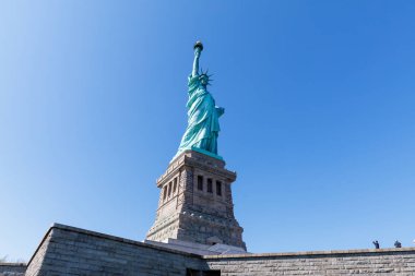 New York City mavi gökyüzüne karşı özgürlük heykeli