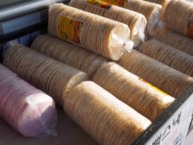 Gimhae, Güney Kore - 25 Mart 2018: aperatifler için Satılık süpermarket raf Jinyeong hizmet alan, rafta haşhaş pirinç