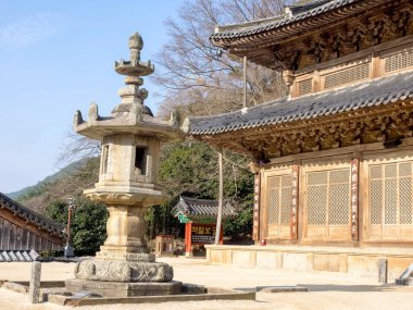 Gurye, Güney Kore - 26 Mart 2018: sahne, Hwaeomsa antik Tapınağı ile Kore Budist Tapınağı Jirisan Milli Parkı'nda