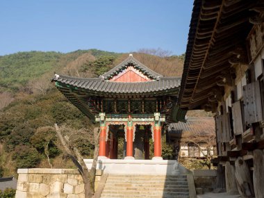 Gurye, Güney Kore - 26 Mart 2018: sahne, Hwaeomsa antik Tapınağı ile Kore Budist Tapınağı Jirisan Milli Parkı'nda