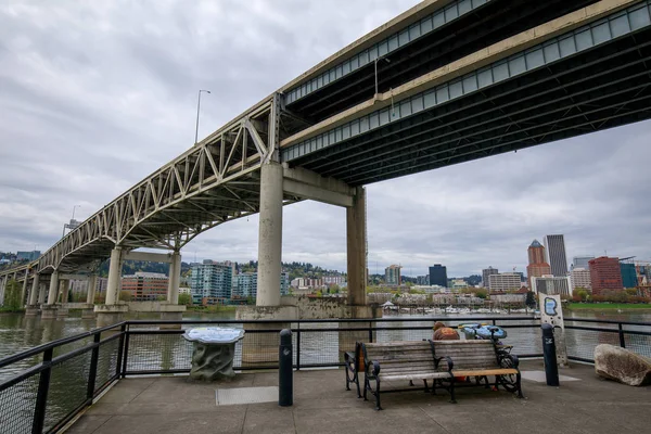 Paesaggio di lungomare lungo il fiume accanto OMSI a Portland — Foto Stock